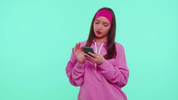 menina usando Móvel telefone digitando Novo postar em rede, SMS mensagem, navegando, vício do social redes video