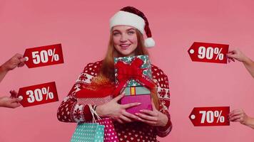 fille en portant cadeau des boites et recevoir Noël remises les inscriptions bannière des textes, achats vente video