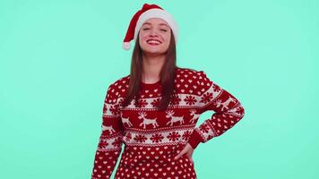 alegre menina dentro vermelho suéter Natal santa gritando, a comemorar sucesso, ganhando, objetivo realizadores video