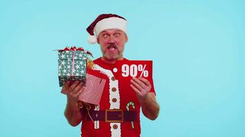 Mens in rood Kerstmis t-shirt tonen geschenk doos en 90 procent korting inscripties banier tekst Notitie video