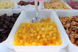 tailandés postres y meriendas hecho en casa en blanco el plastico bandeja vendido en el local mercado en Tailandia foto