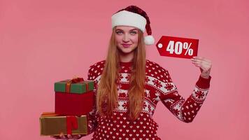 femme dans Noël chandail montrant cadeau boîte et 40 pour cent remise les inscriptions bannière texte Remarque video