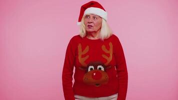 avó mulher dentro suéter santa Natal obtendo presente presente caixa expressando espanto felicidade video