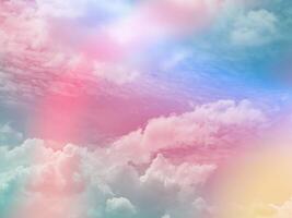 belleza dulce pastel rosado y amarillo vistoso con mullido nubes en cielo. multi color arco iris imagen. resumen fantasía creciente ligero foto