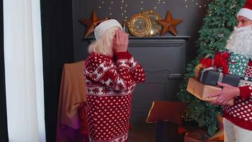 Großvater Santa claus Schenken Weihnachten Geschenk Box zu überrascht Oma, Senior Paar Familie video