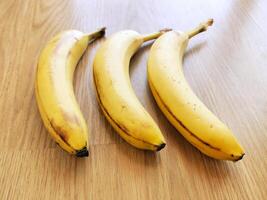 maduro plátanos exótico tropical amarillo fruta. plátano símbolo de salud cuidado y bienestar. foto