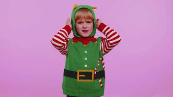 niña niño Navidad duende cubierta orejas y gesticulando No, evitando Consejo postergación desagradable ruido video