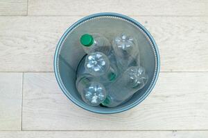 cinco diferente el plastico botellas en el oficina basura poder. ecología y reciclaje de residuos desde varios crudo materiales foto