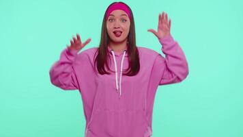 komisch Teen Mädchen Herstellung spielerisch dumm Gesichts- Ausdrücke und Grimassen, täuschen um zeigen Zunge video
