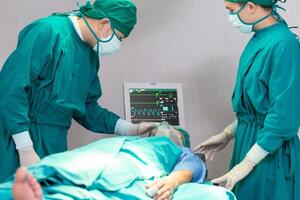 médico equipo ejecutando quirúrgico operación en el operando habitación, equipo cirujano a trabajo en operando habitación foto