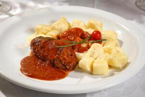 Ñoquis con braciola y tomate salsa foto