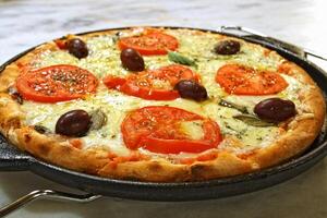 delicioso margherita Pizza en el mesa foto