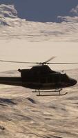 un' elicottero volante attraverso il cielo al di sopra di un' montagna gamma video