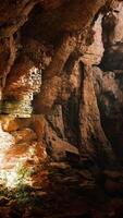 un misterioso cueva iluminado por un haz de ligero video