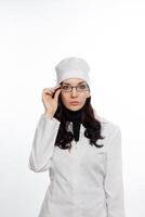 un mujer en un blanco Saco y lentes foto