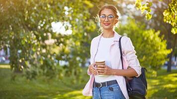 mujer de negocios en pie verano parque negocio persona foto