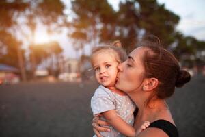 contento madre y su pequeño hija exterior. foto