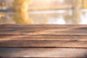 vacío de madera mesa naturaleza bokeh antecedentes con un país al aire libre tema, plantilla burlarse de arriba para monitor de producto foto