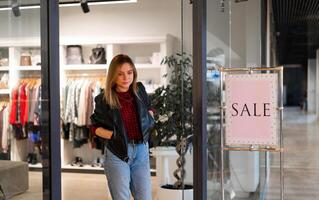 joven hermosa niña va fuera ropa Tienda con compras temporada rebaja contento joven adulto hembra foto