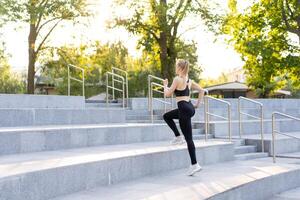 deporte y aptitud física. ajuste mujer corriendo arriba el pasos verano soleado Mañana caucásico atlético hembra trotar al aire libre cardio formación activo sano estilo de vida foto