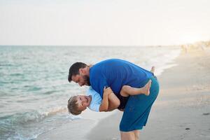 padre hijo gasto hora juntos mar vacaciones joven papá niño pequeño chico caminando playa foto