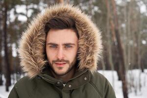 atractivo barbado hombre en pie al aire libre en invierno temporada bosque. foto