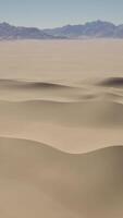 uma deserto panorama com montanhas dentro a distância video