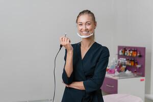 cosmetología gabinete. cosmetólogo soportes en máscara y sonrisas foto