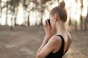 hipster niña con utilizando Clásico foto cámara cerca arriba, Copiar espacio de blanco vacío Bosquejo, ver turista participación en manos y fotografía en dispositivo viaje en antecedentes