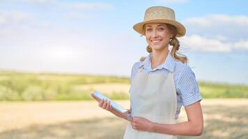 Woman farmer straw hat smart farming standing farmland smiling using digital tablet Female agronomist specialist research monitoring analysis data agribusiness photo