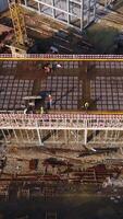 vertical vídeo de construcción trabajadores zumbido Disparo video