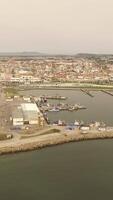 vertical vídeo ciudad de póvoa Delaware varzim en Portugal aéreo ver video