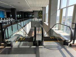 Surakarta, Indonesia, 2023 - un vacío escalera mecánica a hotel en surakarta ciudad foto