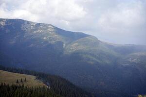 montaña paisaje con nube cielo cárpato Ucrania foto