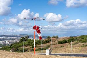 viento calcetín volar. verano caliente día en privado deportivo aeropuerto con abandonado manga de viento, viento es soplo y manga de viento es perezoso Moviente. foto