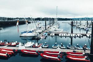 pecho, Francia 31 mayo 2018 panorámico al aire libre ver de sete centro de deportes acuáticos muchos pequeño barcos y yates alineado en el puerto. calma agua y azul nublado cielo. foto