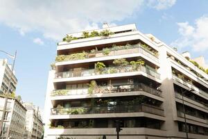 París, Francia 02 junio 2018 casas surgido en el verde de plantas, árboles, y flores foto