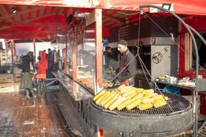 Ucrania, Jarkov 30 diciembre 2018 Navidad mercado. nuevo años justo. invierno calle alimento. Días festivos y fines de semana en el ciudad. familia ocio foto