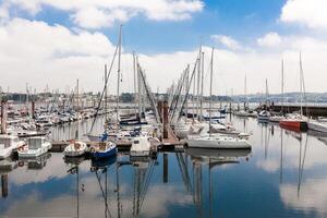 pecho, Francia 28 mayo 2018 panorámico al aire libre ver de sete centro de deportes acuáticos muchos pequeño barcos y yates alineado en el puerto. calma agua y azul nublado cielo. foto