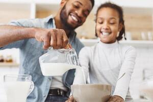 linda niña y su padre teniendo desayuno foto