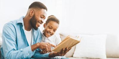 cuidando afroamericano papi leyendo libro a su linda hija foto