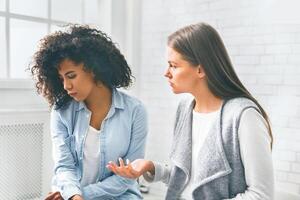 africano mujer llorando durante reunión con apoyo grupo foto