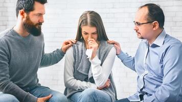 grupo miembros secundario trastornado mujer Doméstico violencia víctima en terapia sesión foto