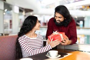 amoroso Pareja celebrando cumpleaños o aniversario a café tienda foto