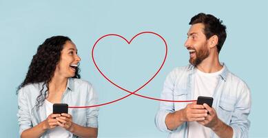 un riendo mujer en un ligero azul camisa y un hombre en un mezclilla chaqueta sonrisa mientras mirando a cada otro foto