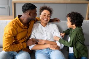 contento familia momento con mamá, papá, y hijo foto