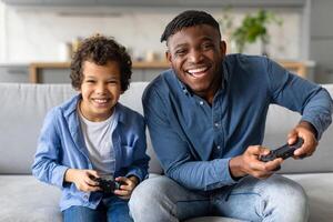 padre y hijo riendo mientras jugando vídeo juegos foto