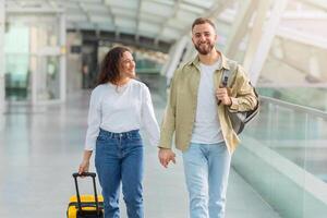 retrato de romántico joven Pareja caminando juntos en aeropuerto Terminal, foto