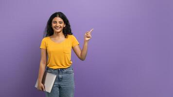 sonriente mujer señalando arriba y participación tableta foto