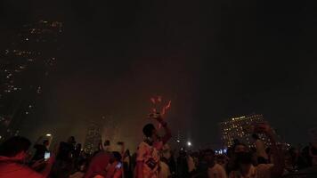 1º janeiro, 2024 - Bangkok, Tailândia - espetacular fogos de artifício exibição em Novo anos até dentro sudeste Ásia - tailândia. velozes movimento Tempo - lapso video